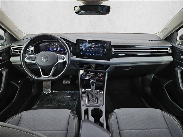 Used 2025 Volkswagen Jetta SE FWD image 17
