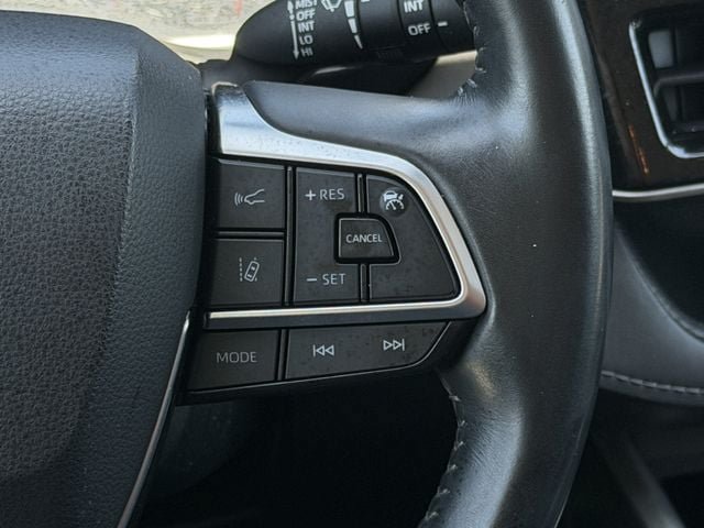 Used 2021 Toyota Highlander LE FWD image 14