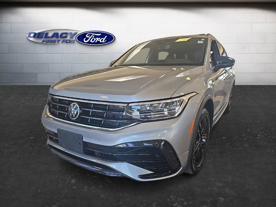 Used 2022 Volkswagen Tiguan SE R-Line AWD/4WD image 1