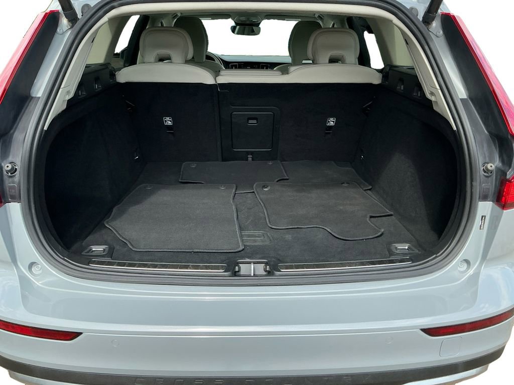 Used 2024 Volvo V60 B5 Cross Country Plus image 20