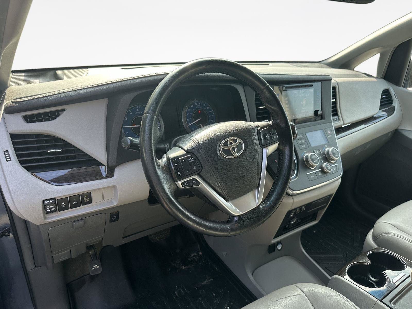 Used 2015 Toyota Sienna XLE Premium FWD image 11