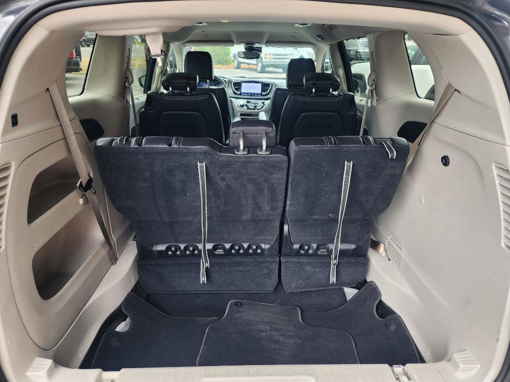 Used 2023 Chrysler Pacifica Touring-L image 5