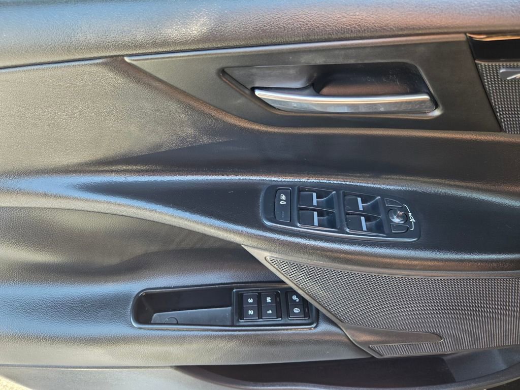Used 2017 Jaguar XE Premium image 21