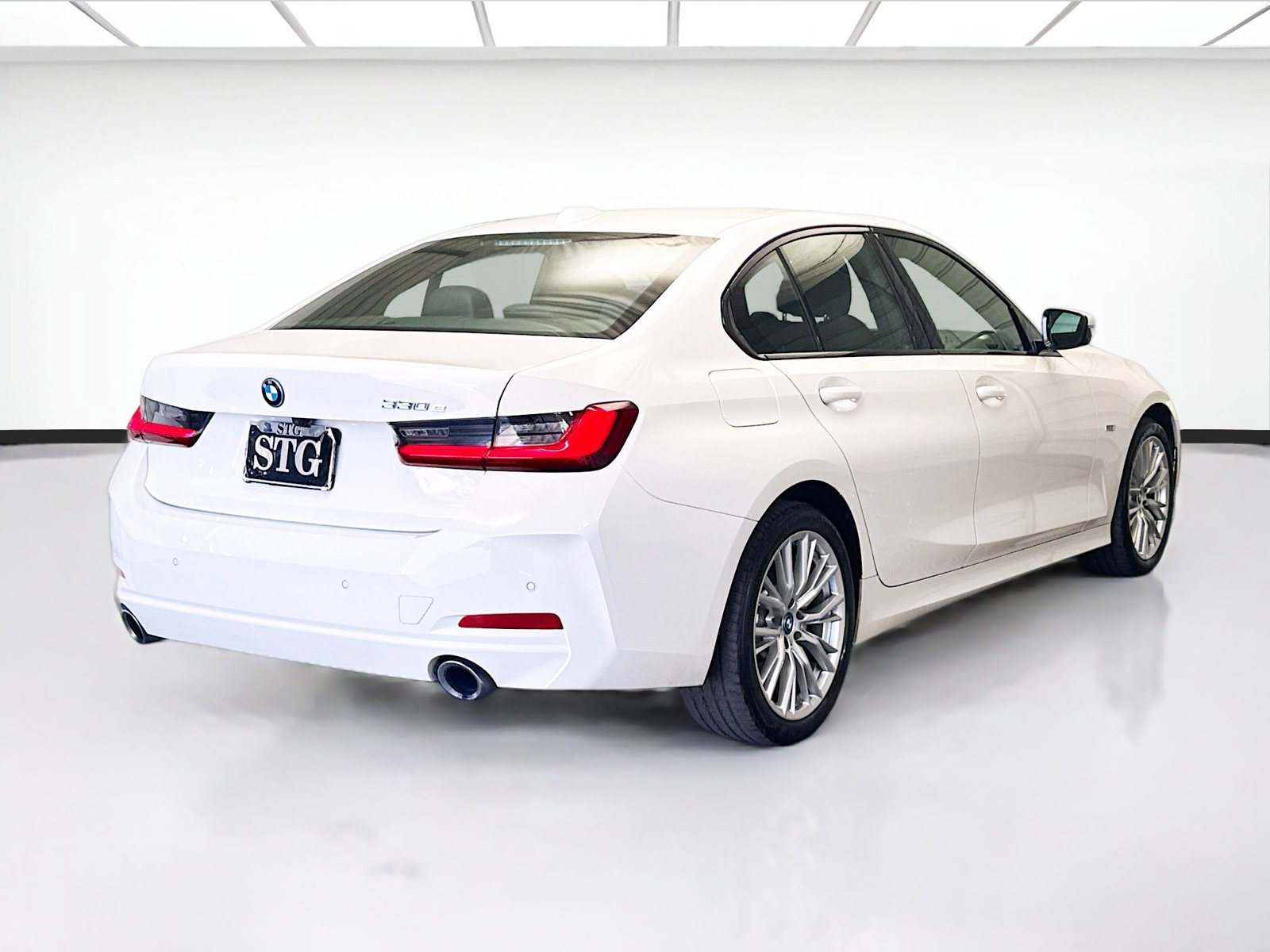 Used 2023 BMW 330e w/ Driving Assistance Package image 4