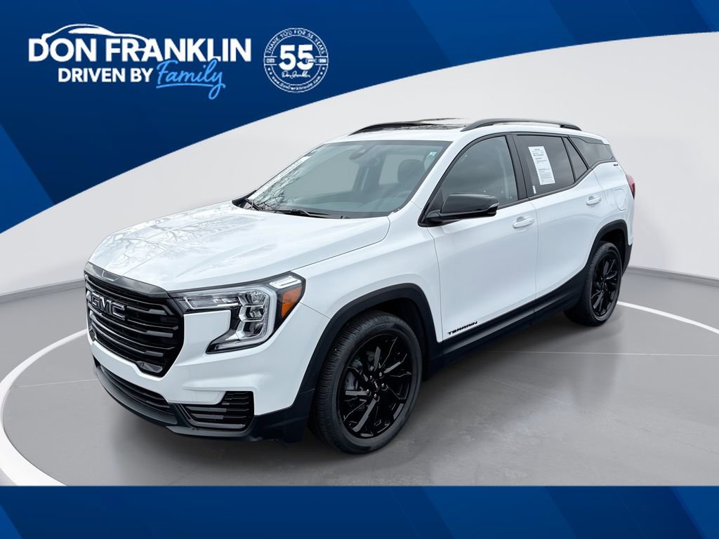 Used 2024 GMC Terrain SLE w/ Driver Convenience Package image 1