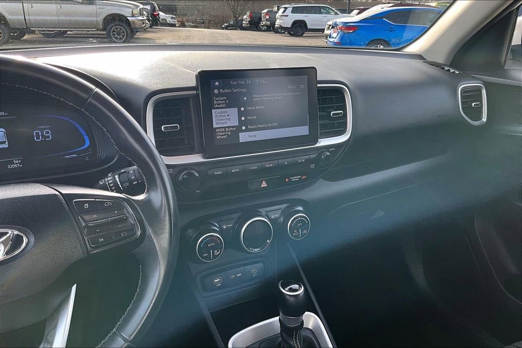 Used 2025 Hyundai Venue SEL image 6