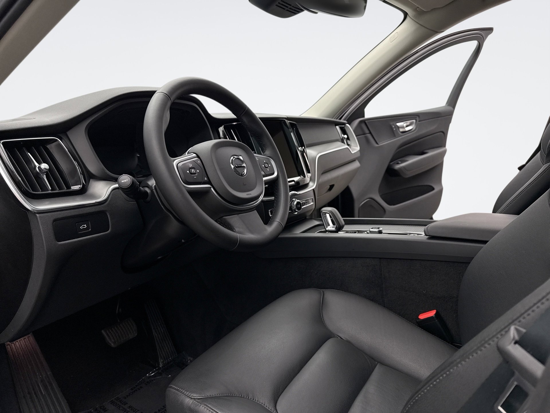 Used 2025 Volvo XC60 B5 Core image 10