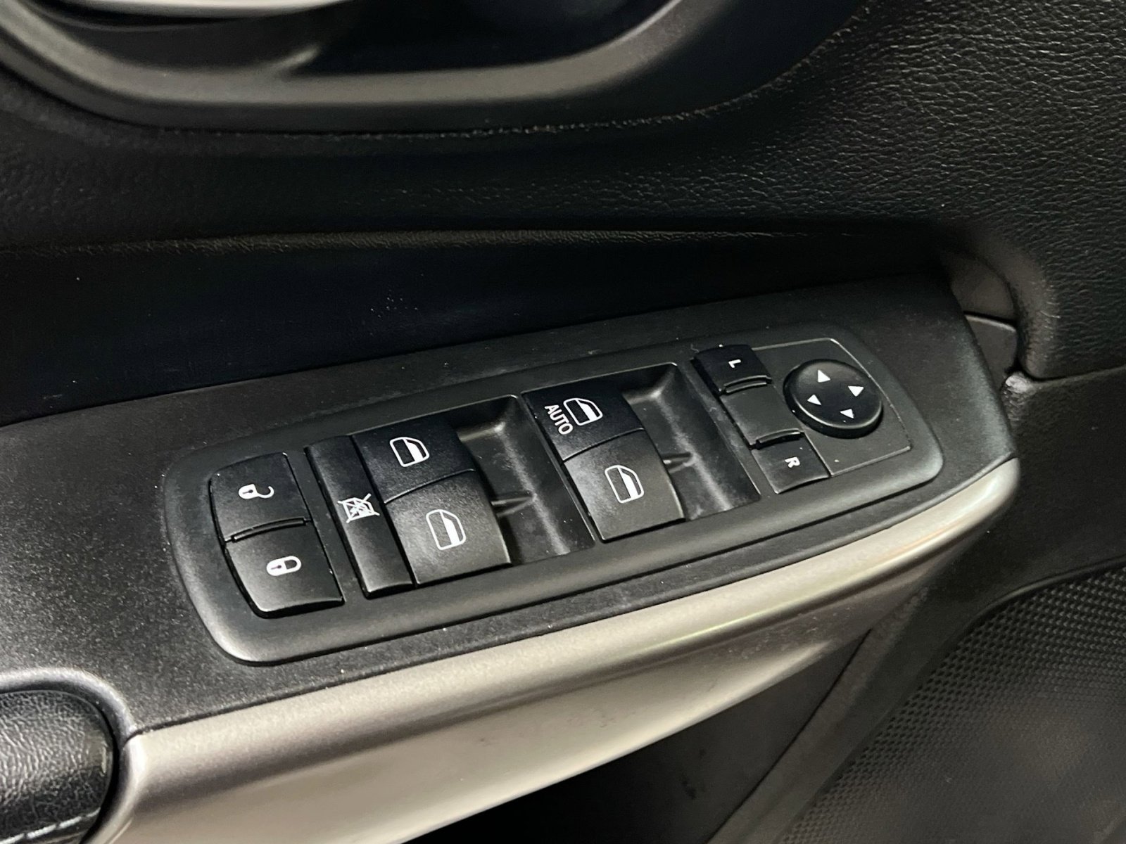Used 2019 Jeep Cherokee Latitude w/ Popular Appearance Group image 19