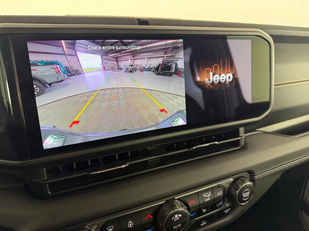 Used 2025 Jeep Gladiator Sport AWD/4WD image 28
