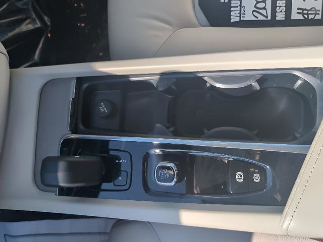 Used 2023 Volvo XC60 B5 Plus image 17