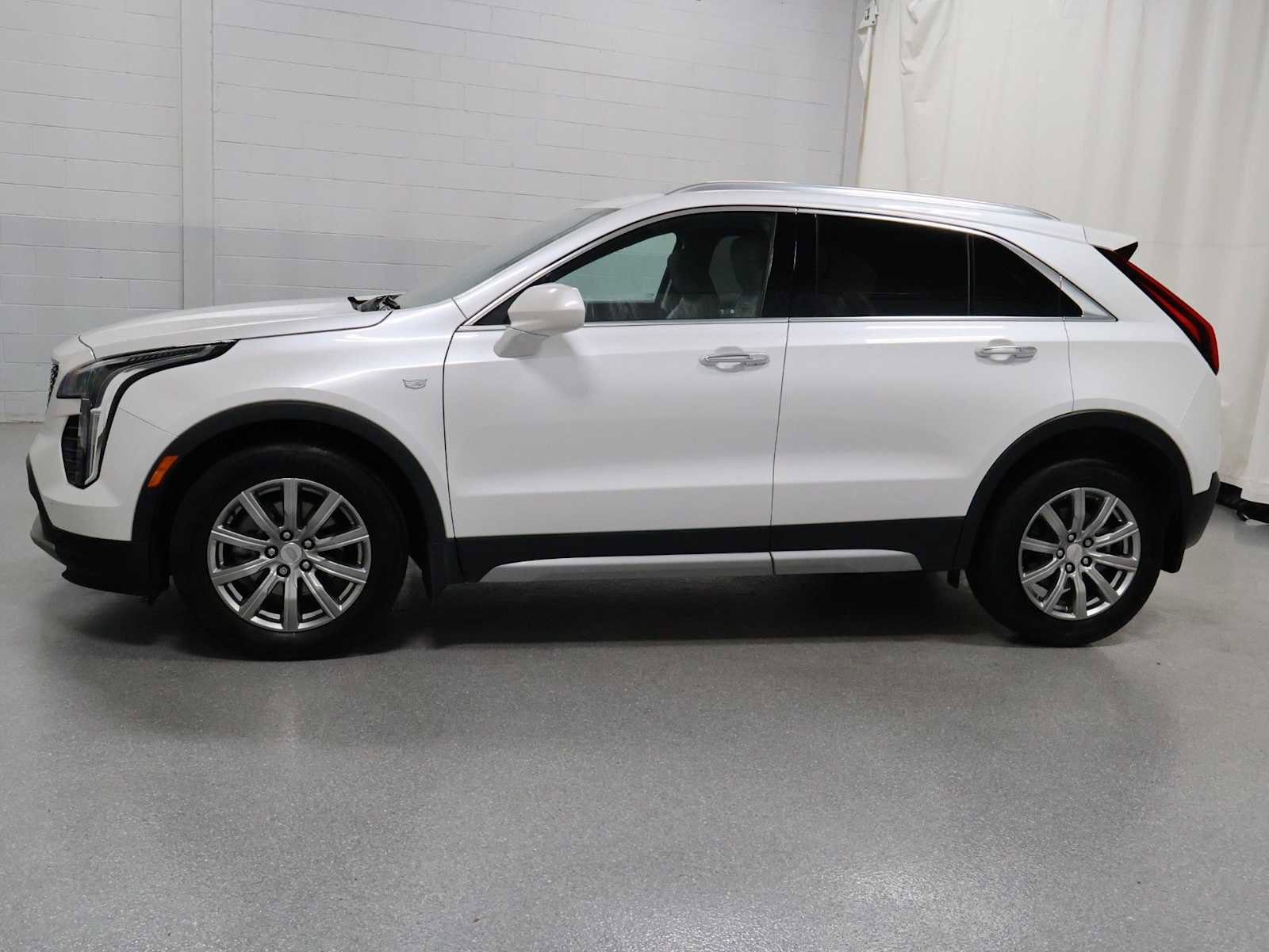 Used 2020 Cadillac XT4 Premium Luxury w/ Cold Weather Package AWD/4WD image 2