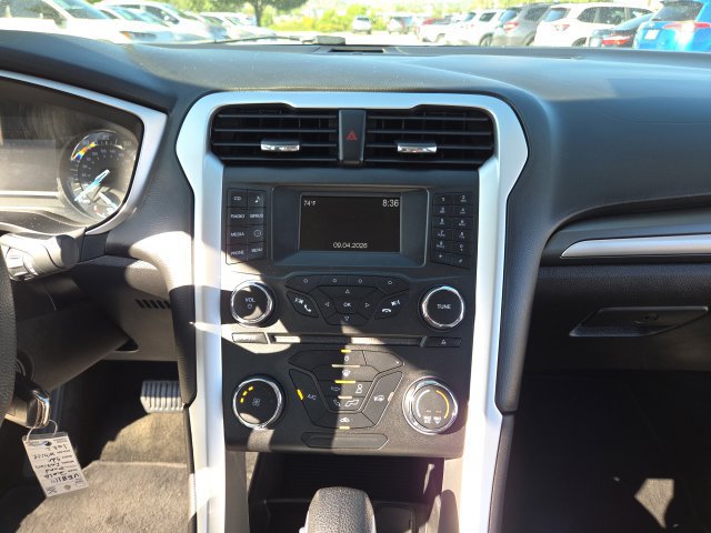 Used 2016 Ford Fusion SE FWD image 28