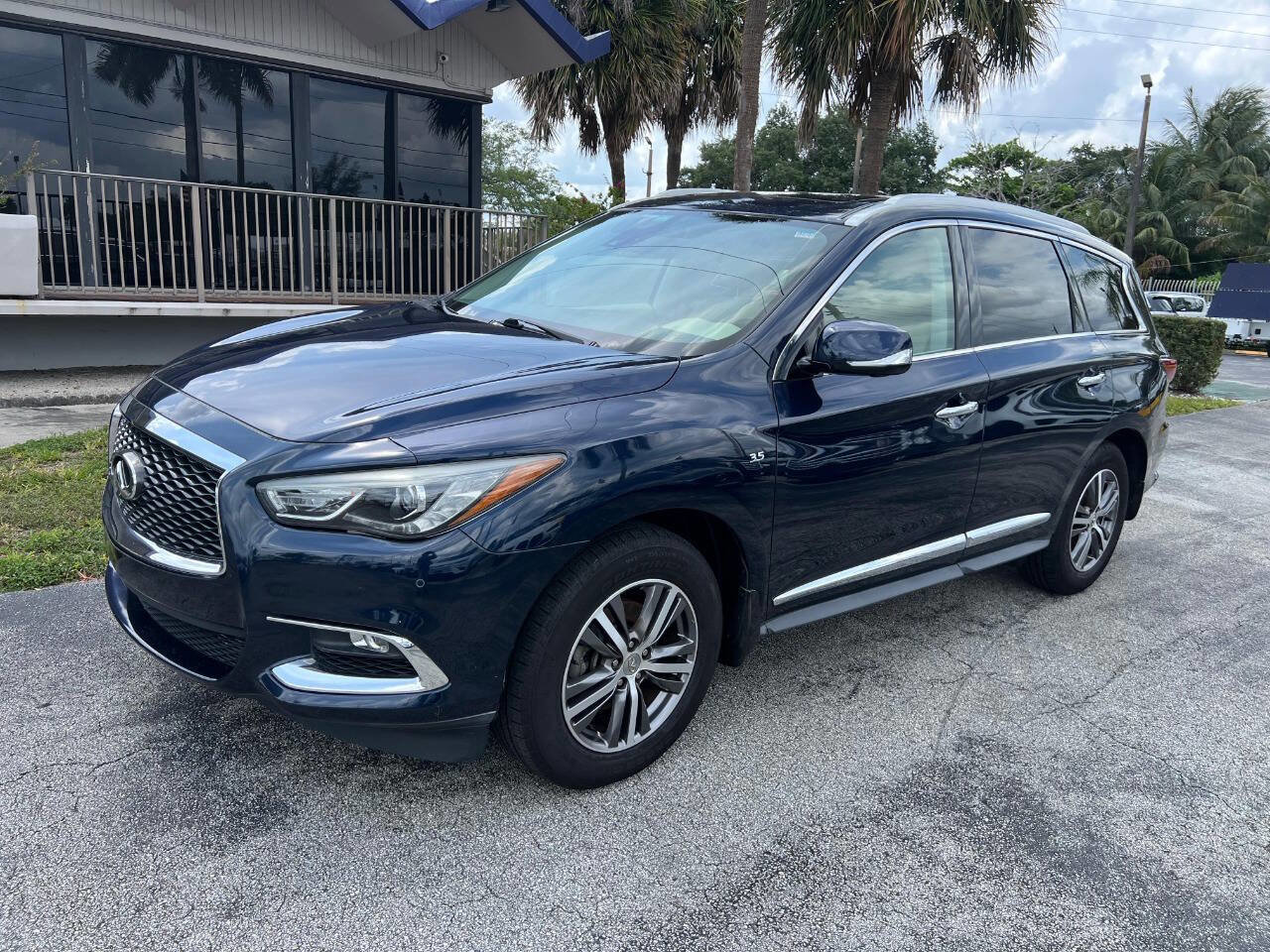 Used 2020 INFINITI QX60 Luxe w/ Essential Package FWD image 2