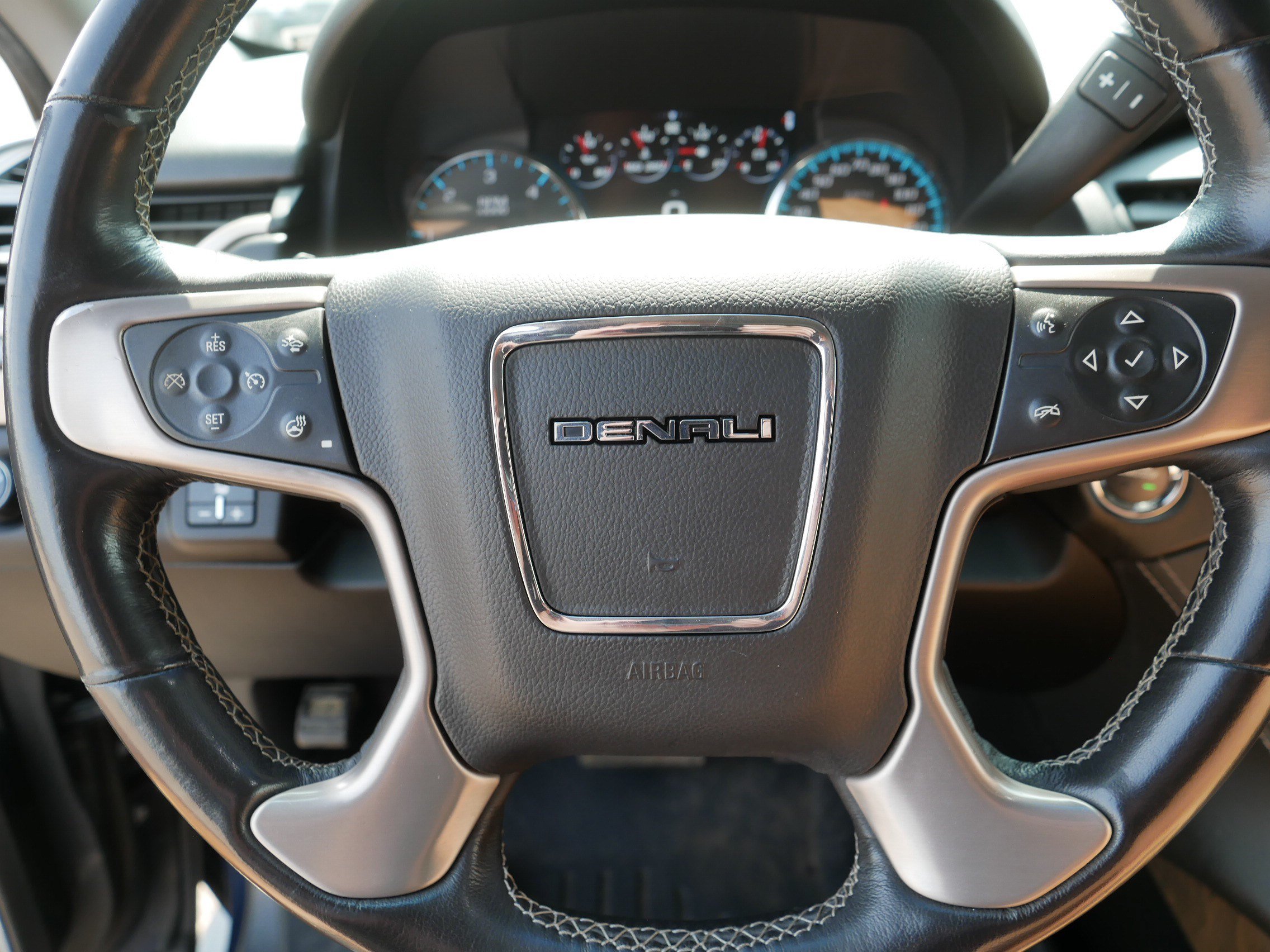 Used 2018 GMC Yukon Denali w/ Denali Ultimate Package AWD/4WD image 25