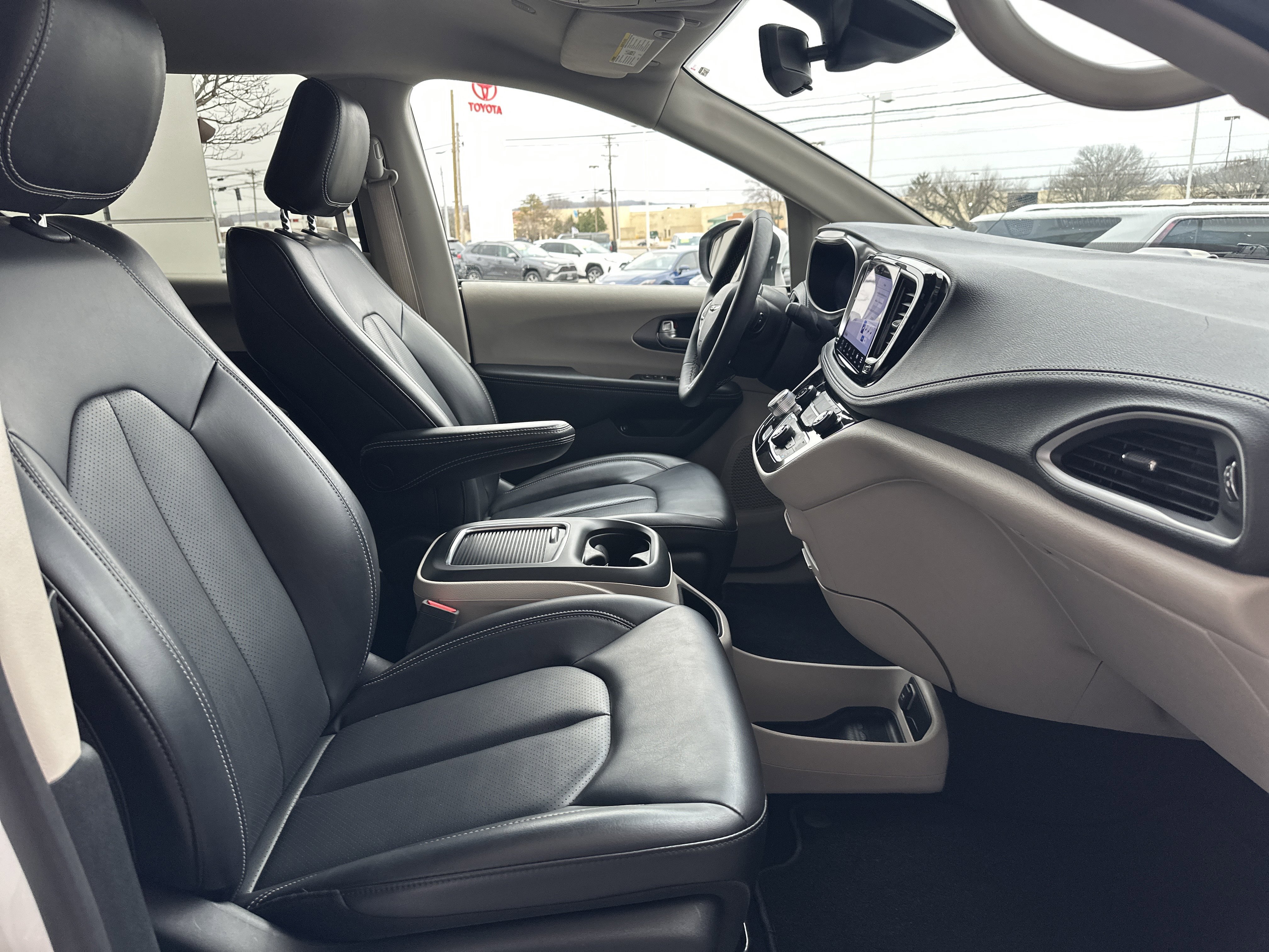 Used 2023 Chrysler Pacifica Touring-L image 13