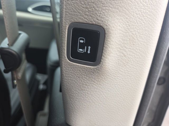 Used 2023 Chrysler Pacifica Touring-L image 57