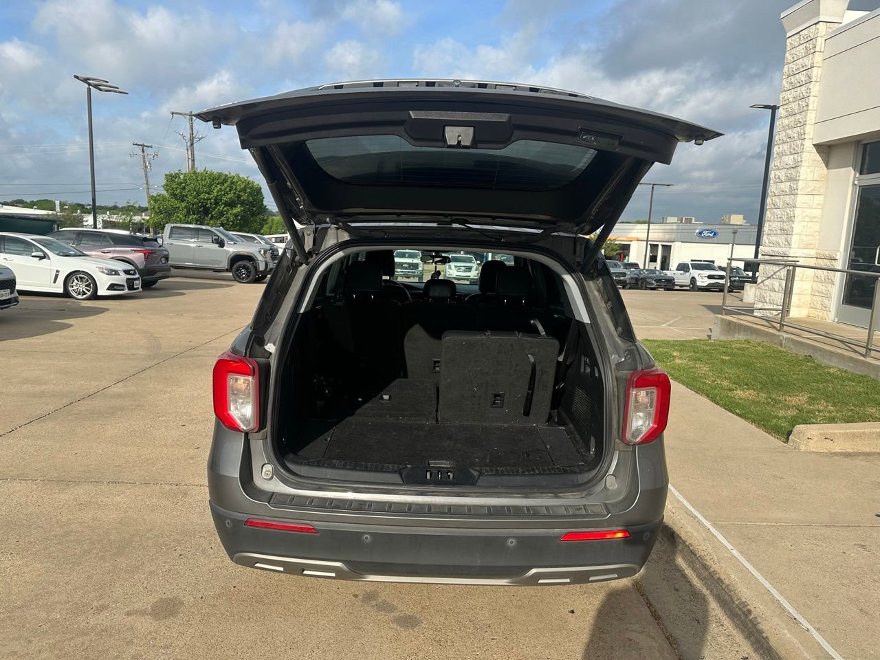 Used 2021 Ford Explorer XLT w/ Equipment Group 202A image 8