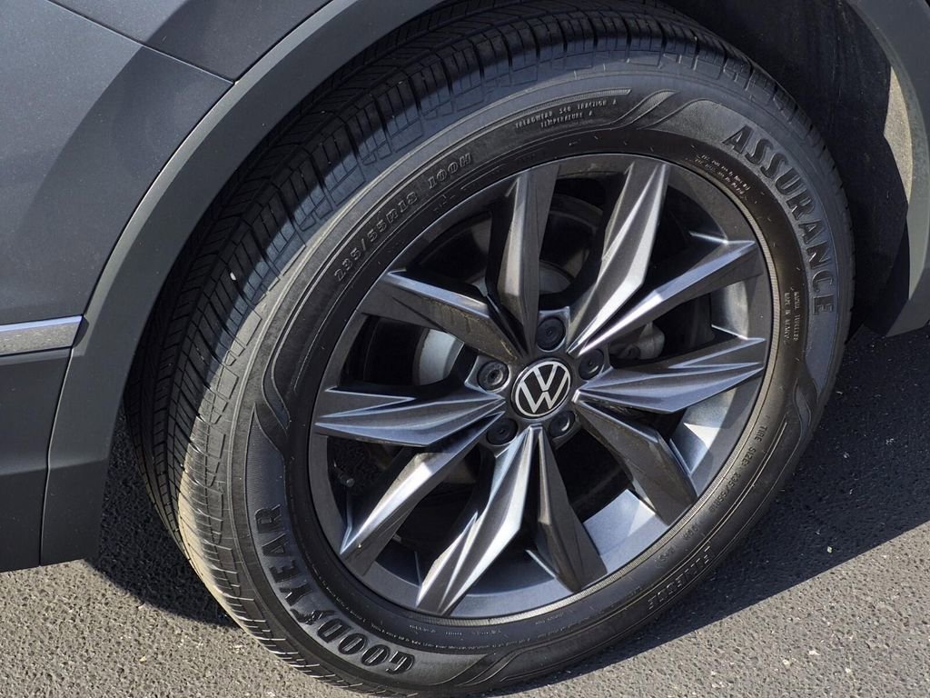 Used 2022 Volkswagen Tiguan SE w/ Panoramic Sunroof Package image 7