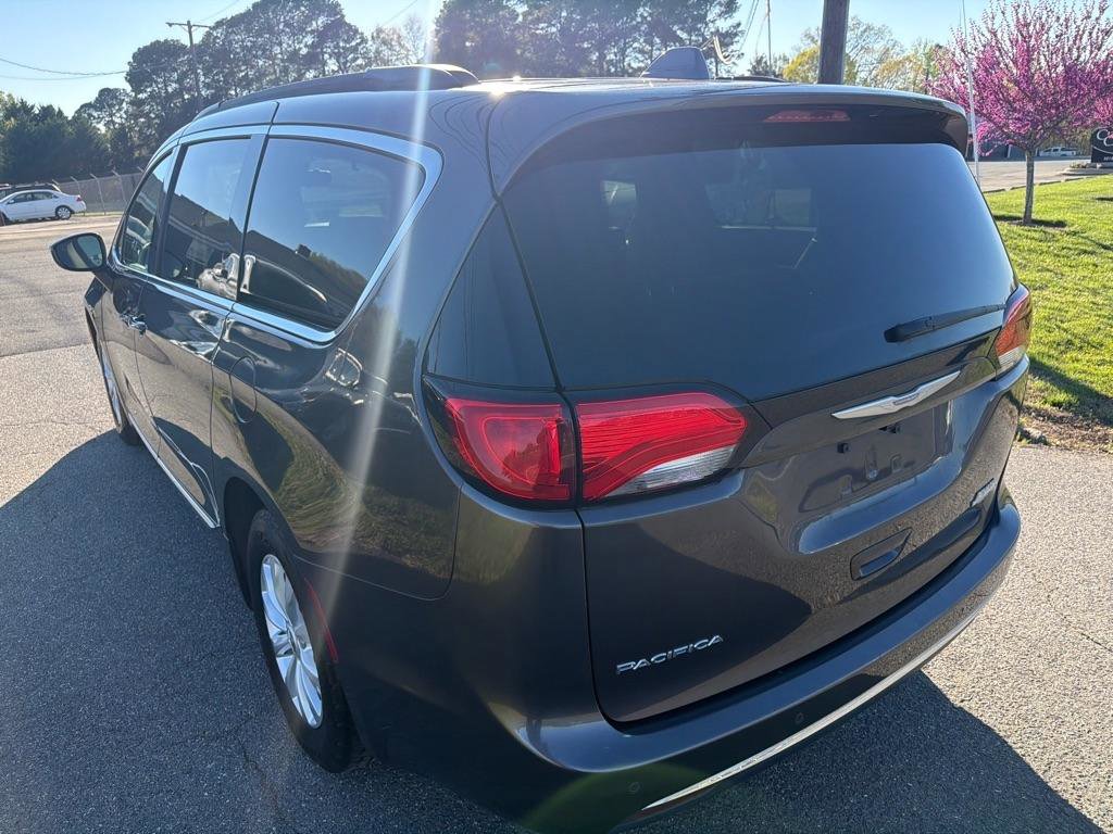 Used 2017 Chrysler Pacifica Touring-L image 10