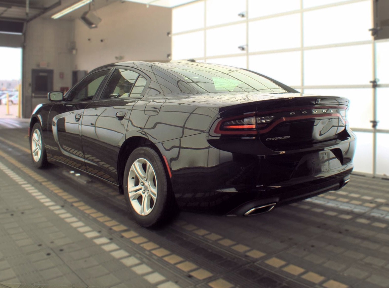 Used 2020 Dodge Charger SXT w/ Leather Interior Group RWD image 5