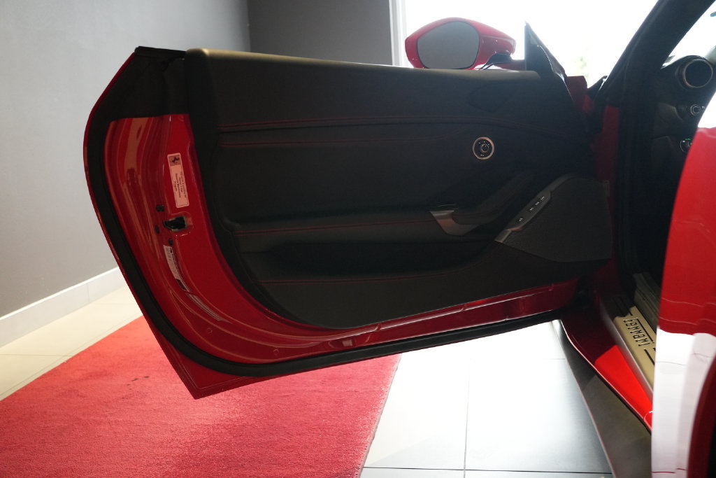 Used 2019 Ferrari Portofino RWD image 31