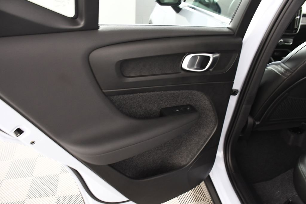 Used 2025 Volvo XC40 B5 Core image 26