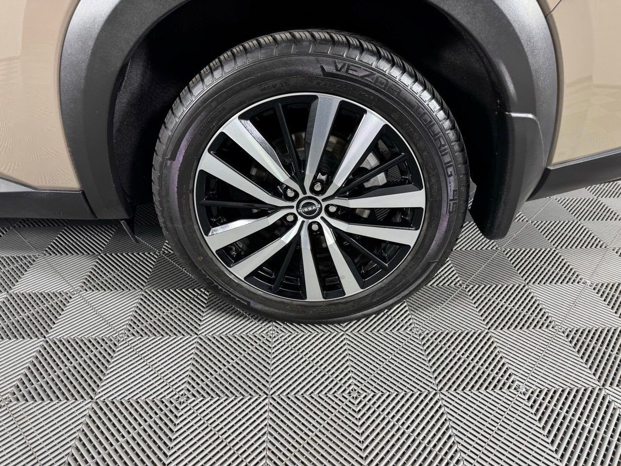 Used 2023 Nissan Pathfinder Platinum w/ Cargo Package image 37