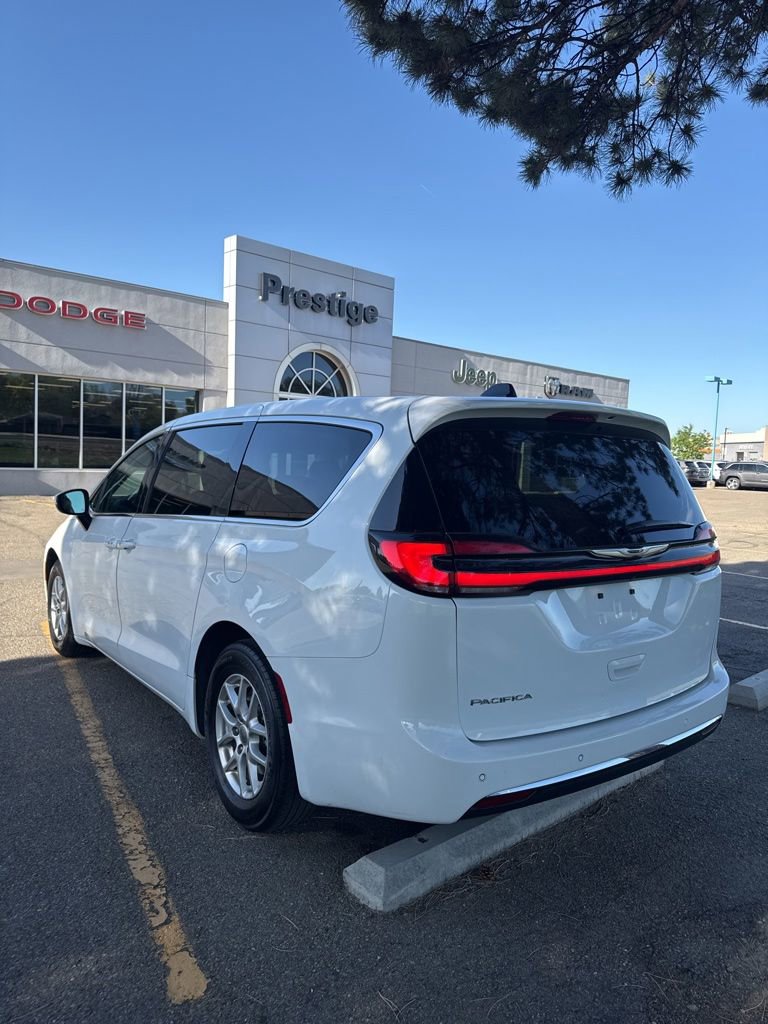 Used 2023 Chrysler Pacifica Touring-L FWD image 2