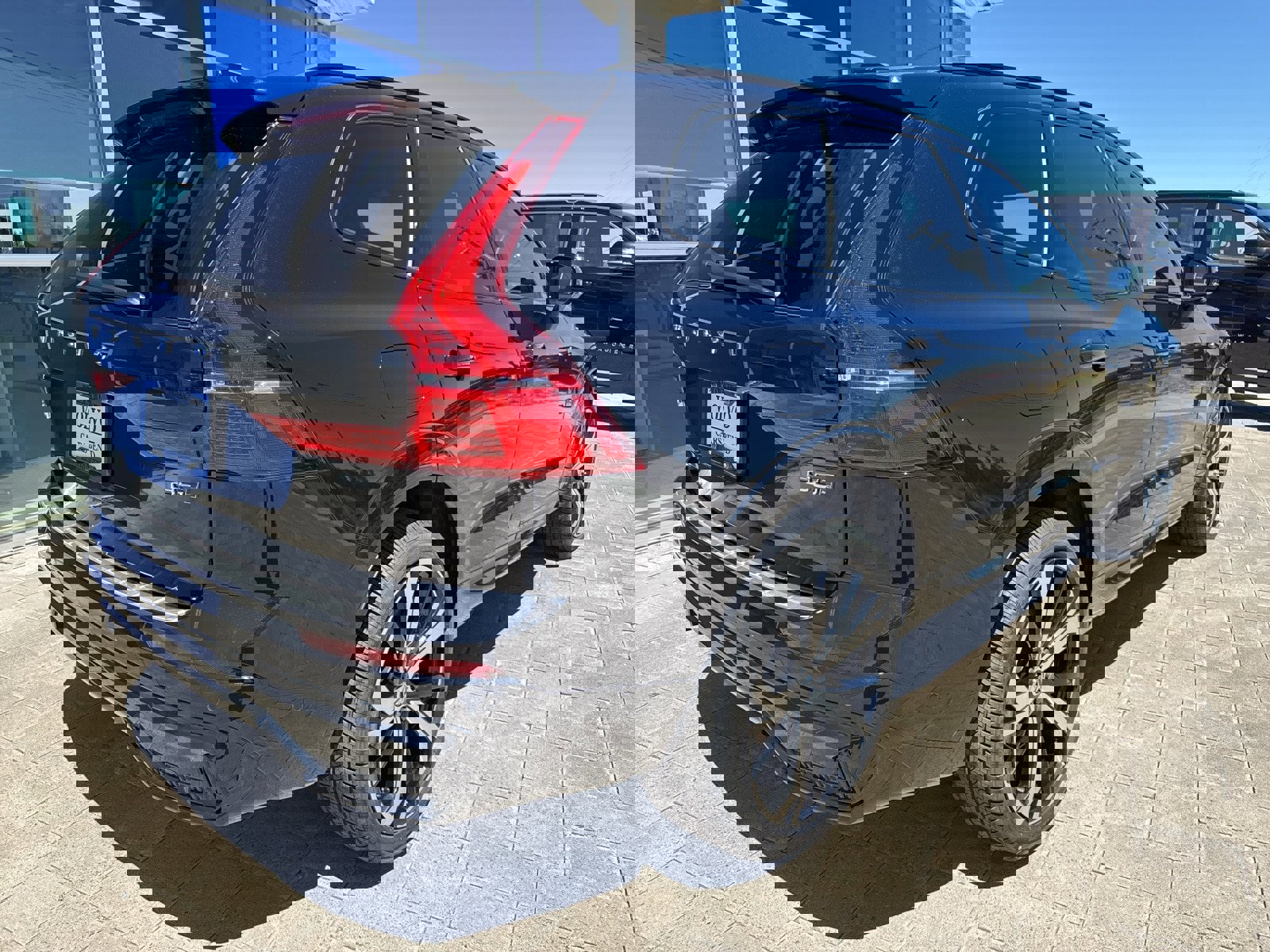 Certified 2025 Volvo XC60 B5 Ultra w/ Protection Package Premier image 4