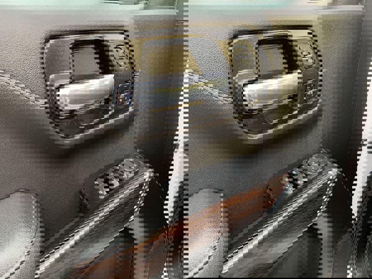 Used 2022 GMC Sierra 1500 SLT w/ SLT Convenience Package image 16