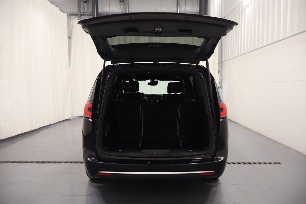 Used 2025 Chrysler Pacifica Select image 18