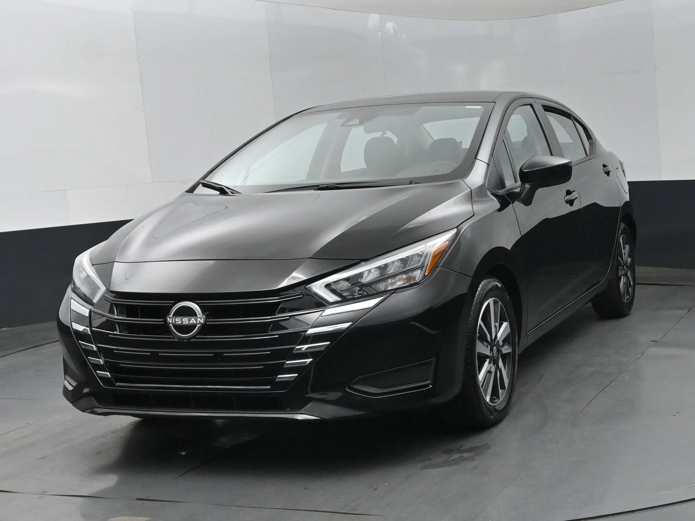 Used 2025 Nissan Versa SV FWD image 1
