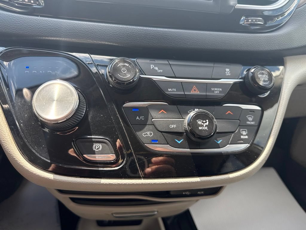 Used 2018 Chrysler Pacifica L FWD image 16