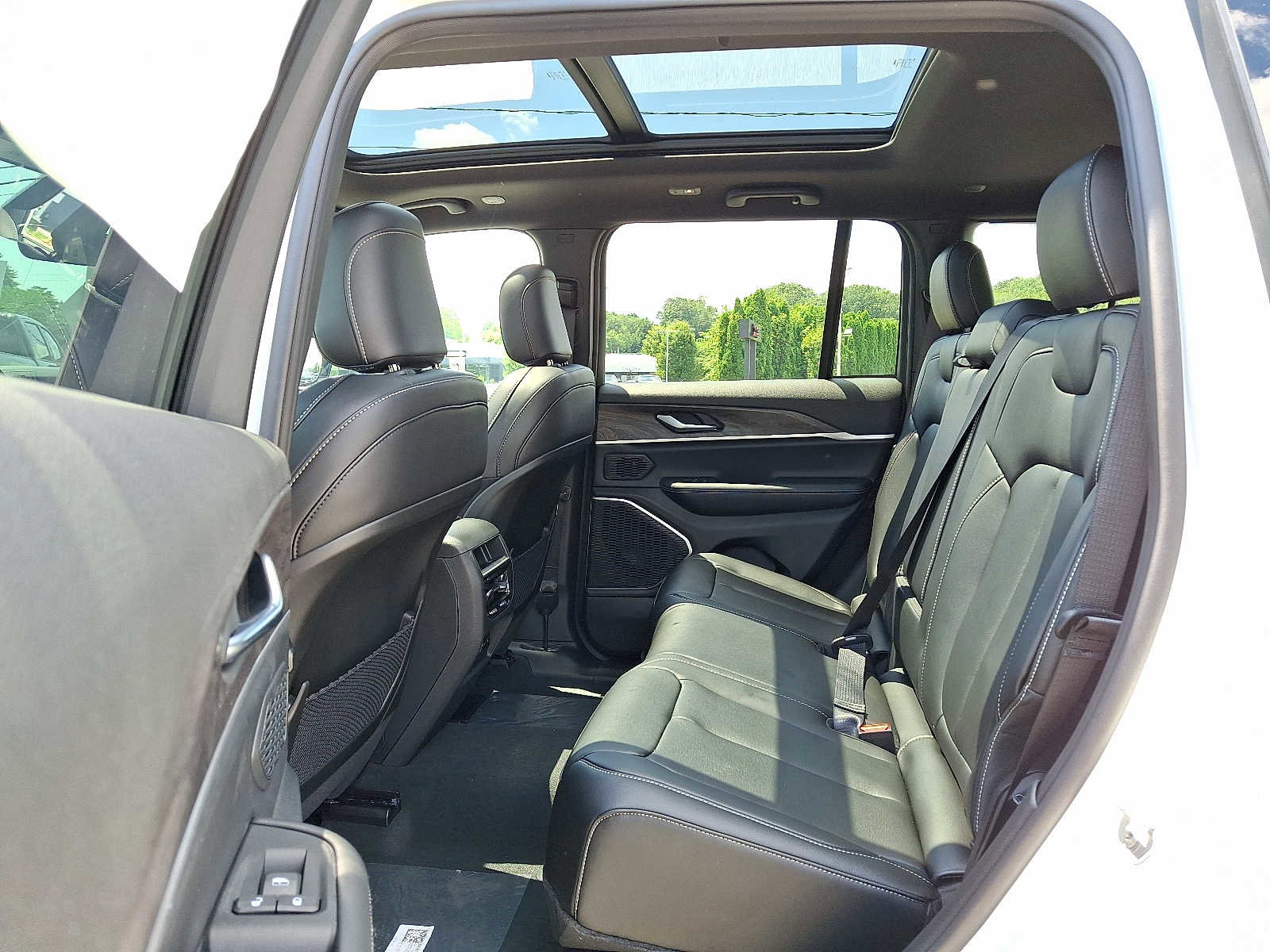 New 2025 Jeep Grand Cherokee Limited w/ Trailer Tow Package image 6