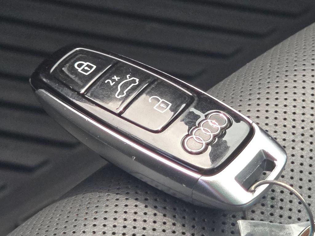 Used 2023 Audi e-tron Premium Plus w/ Premium Plus Package AWD/4WD image 36