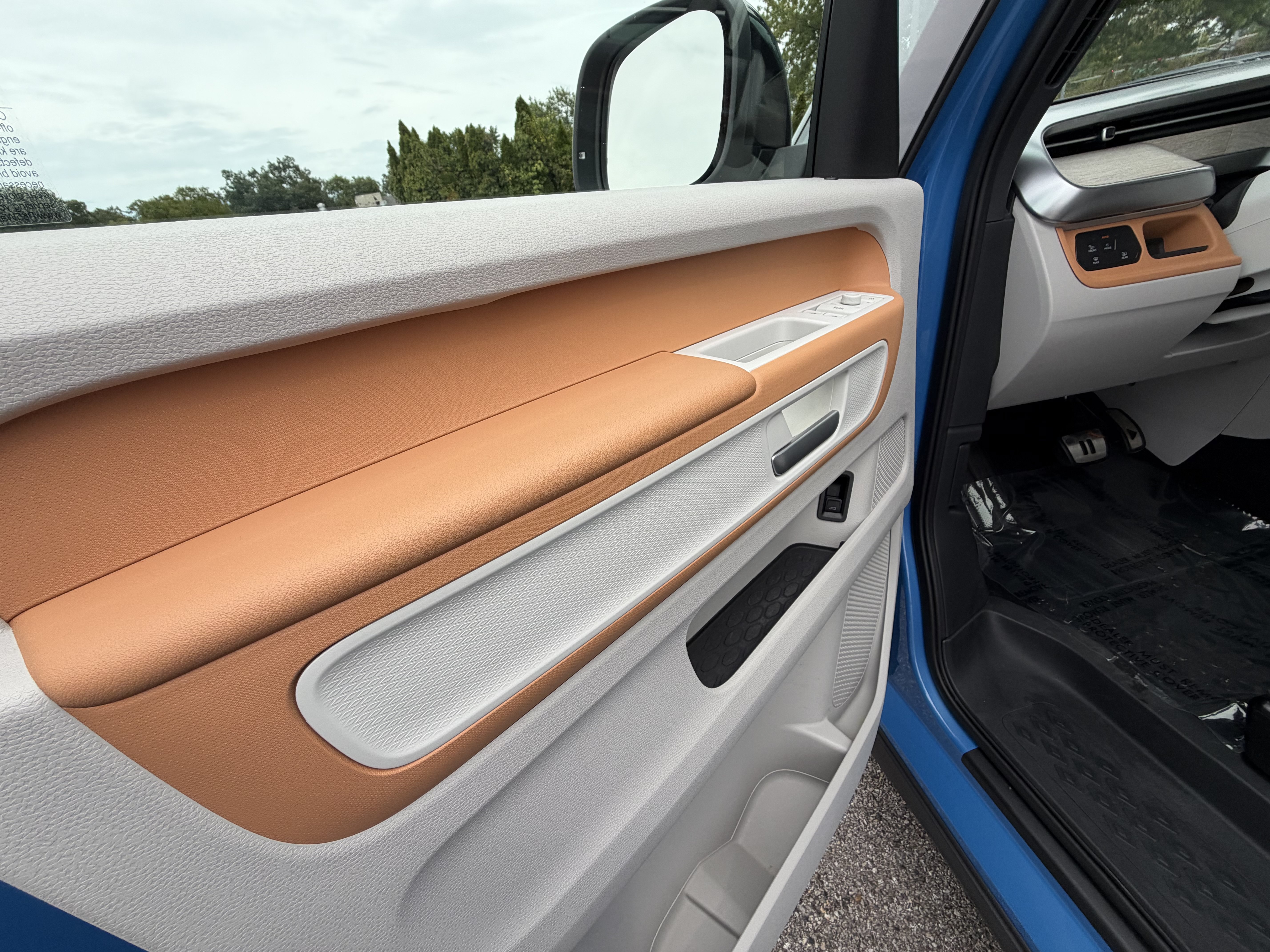 Used 2025 Volkswagen ID. Buzz 1st Edition RWD image 51