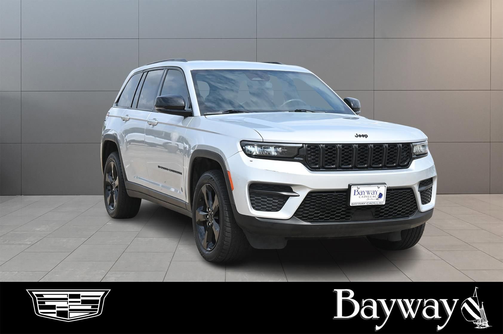 Used 2023 Jeep Grand Cherokee Altitude AWD/4WD image 3