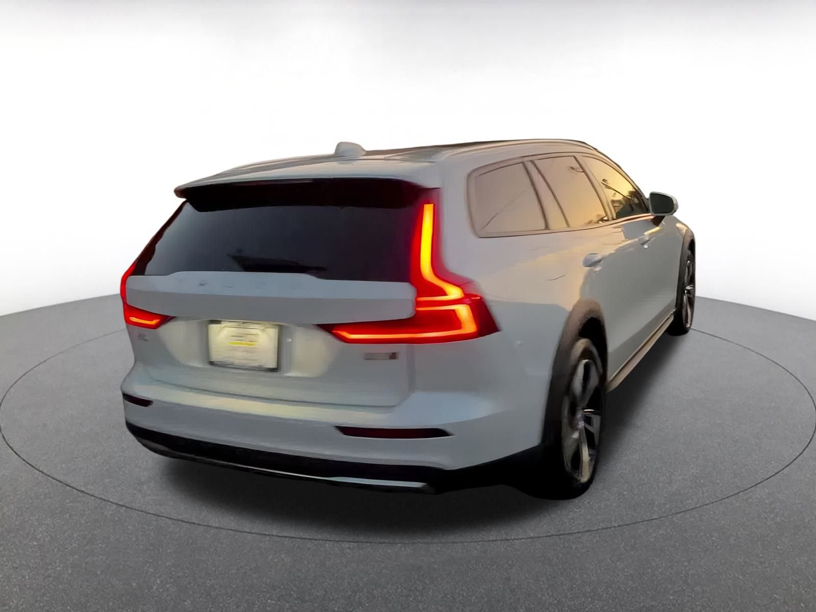 Used 2025 Volvo V60 B5 Cross Country Plus image 15