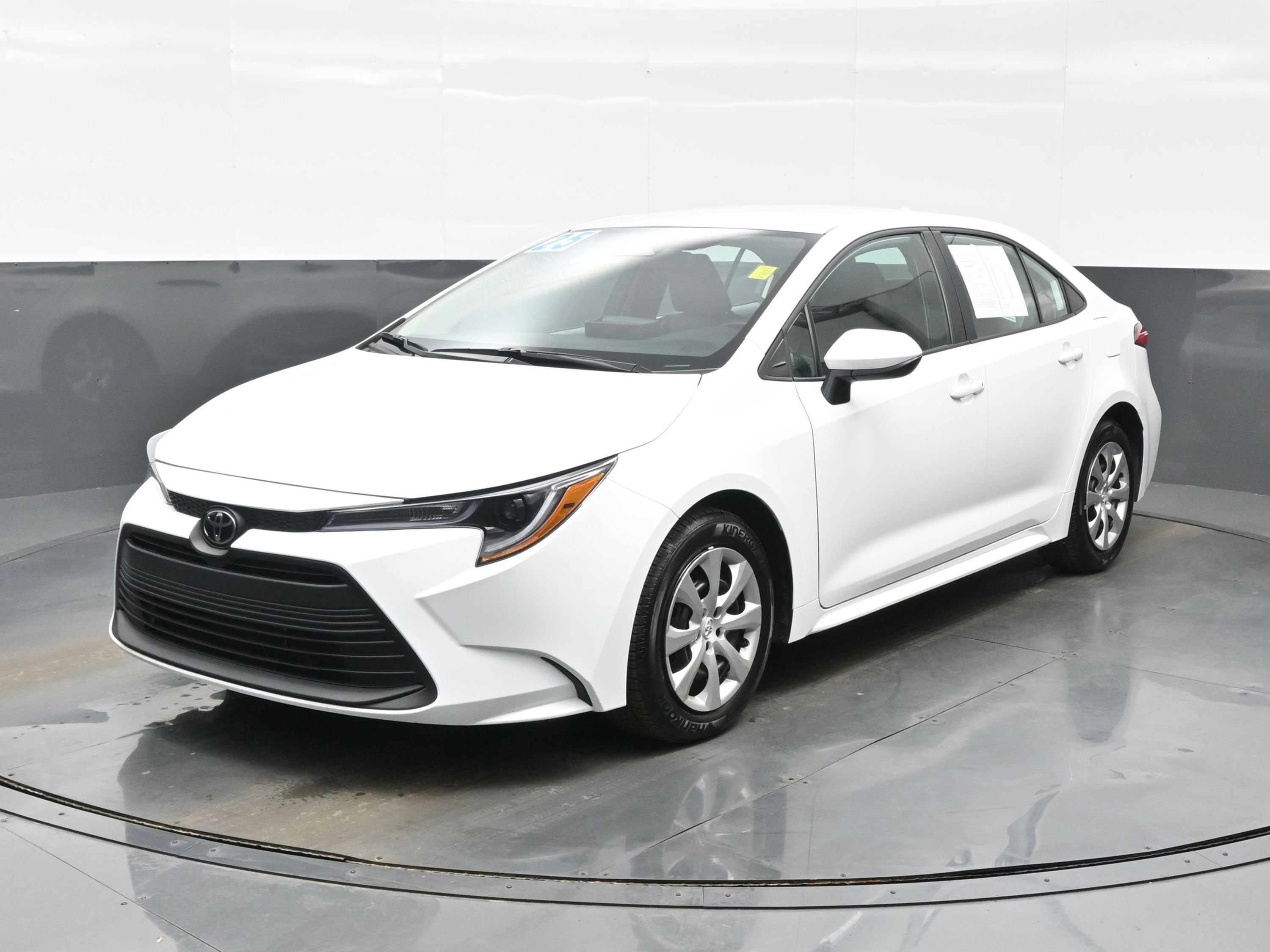 Used 2025 Toyota Corolla LE image 2