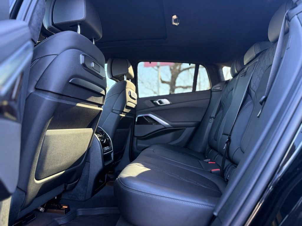 Used 2024 BMW X6 xDrive40i w/ Executive Package image 16