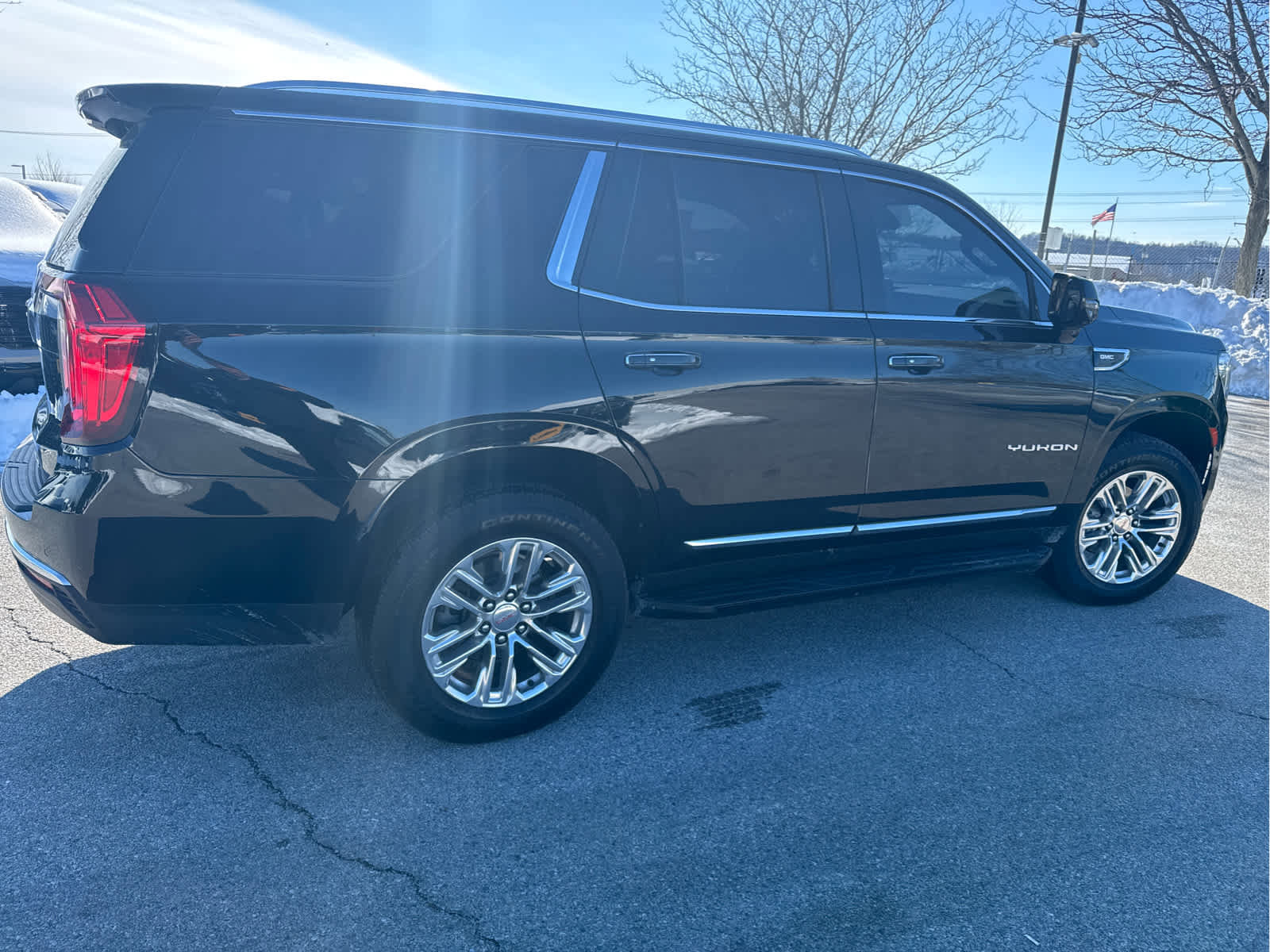 Used 2021 GMC Yukon SLT w/ SLT Premium Package image 3