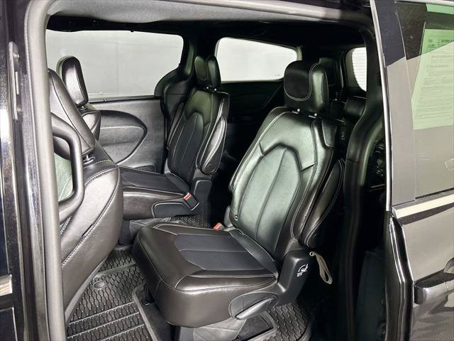 Certified 2025 Chrysler Pacifica Select AWD/4WD image 19