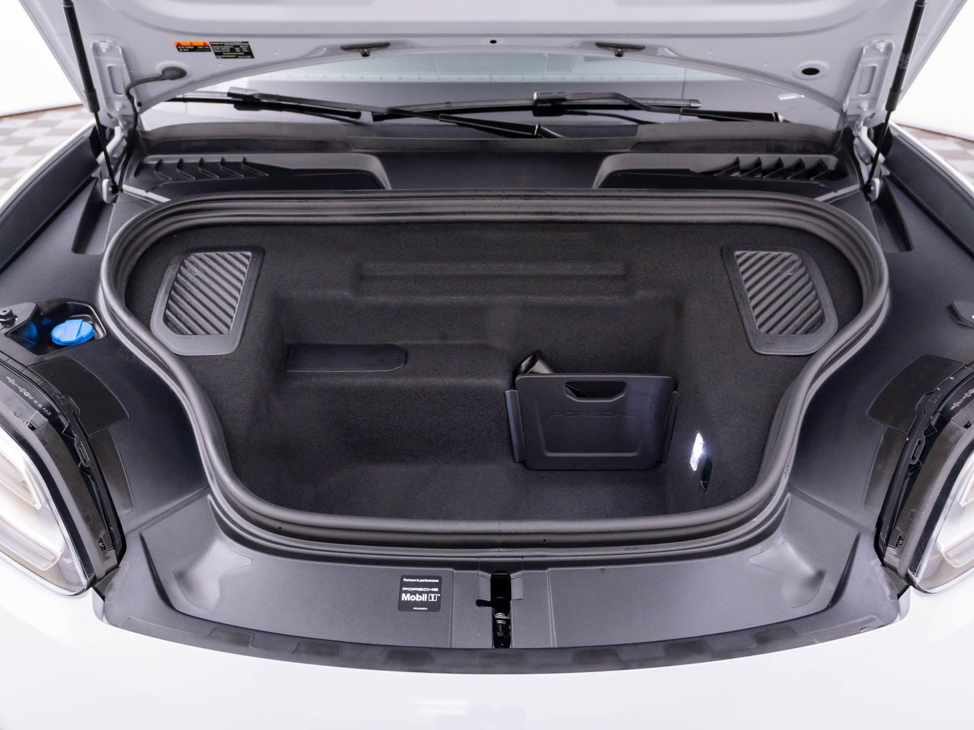 Certified 2025 Porsche Macan 4 Electric AWD/4WD image 33
