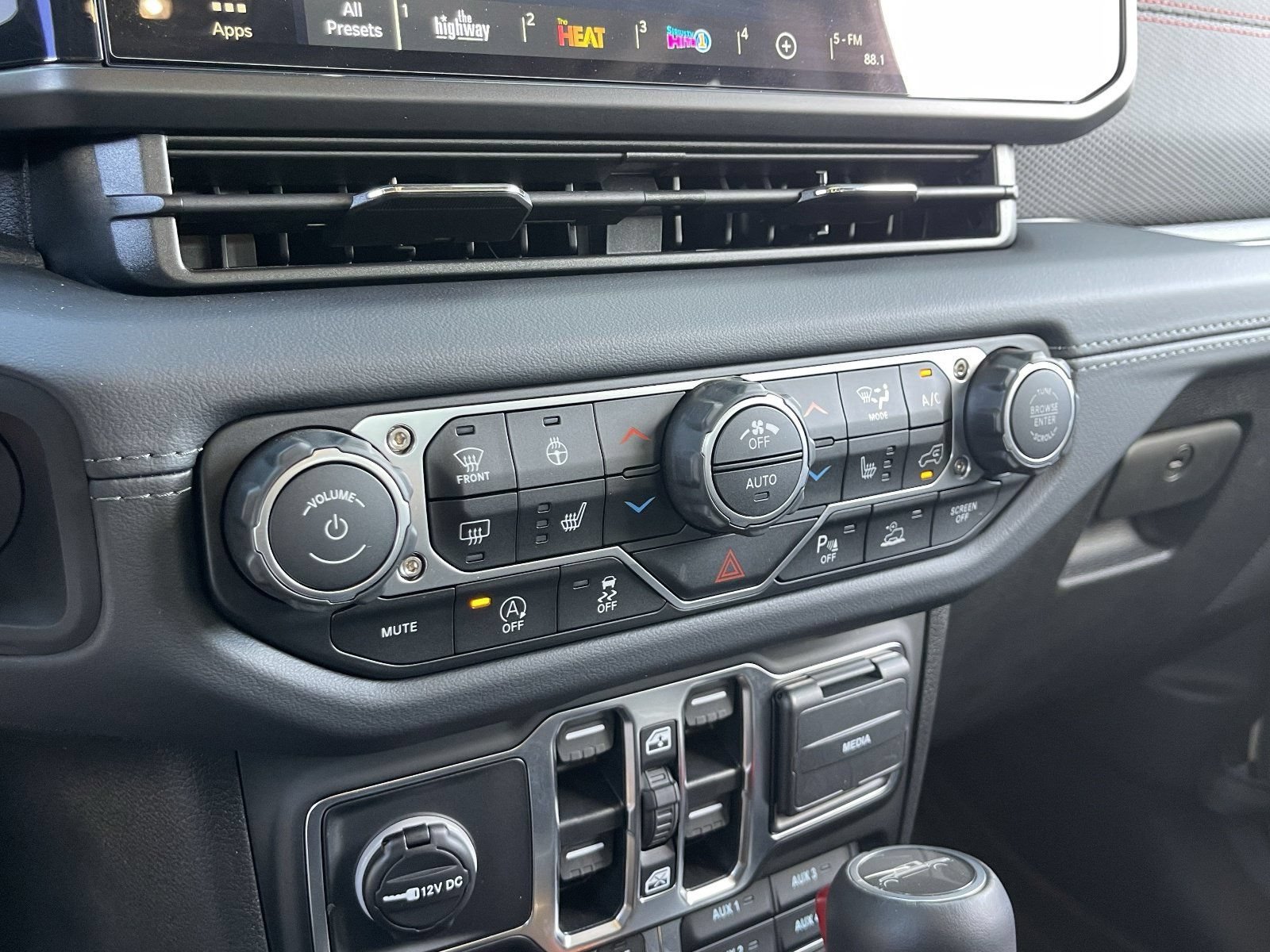 Used 2025 Jeep Gladiator Rubicon AWD/4WD image 27