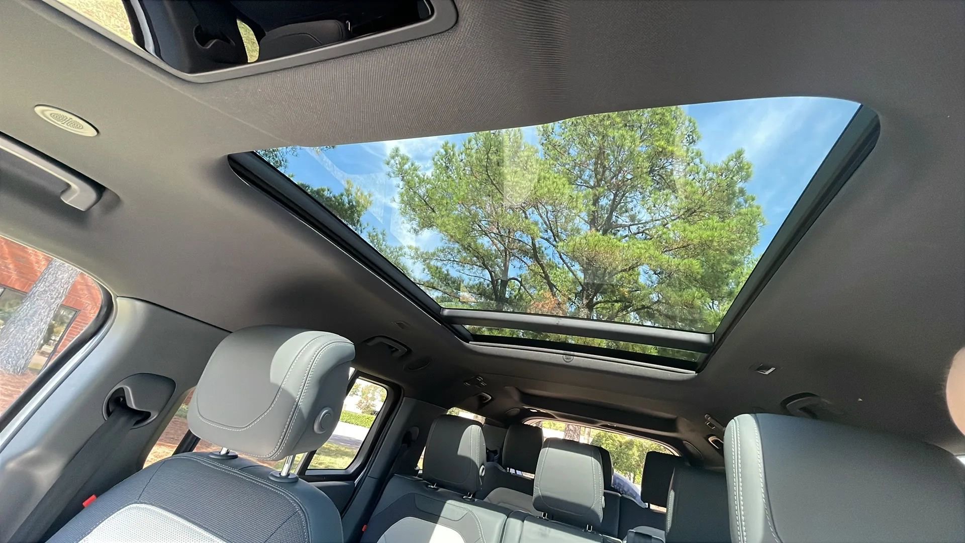 Used 2023 Land Rover Defender 130 X-Dynamic SE image 23