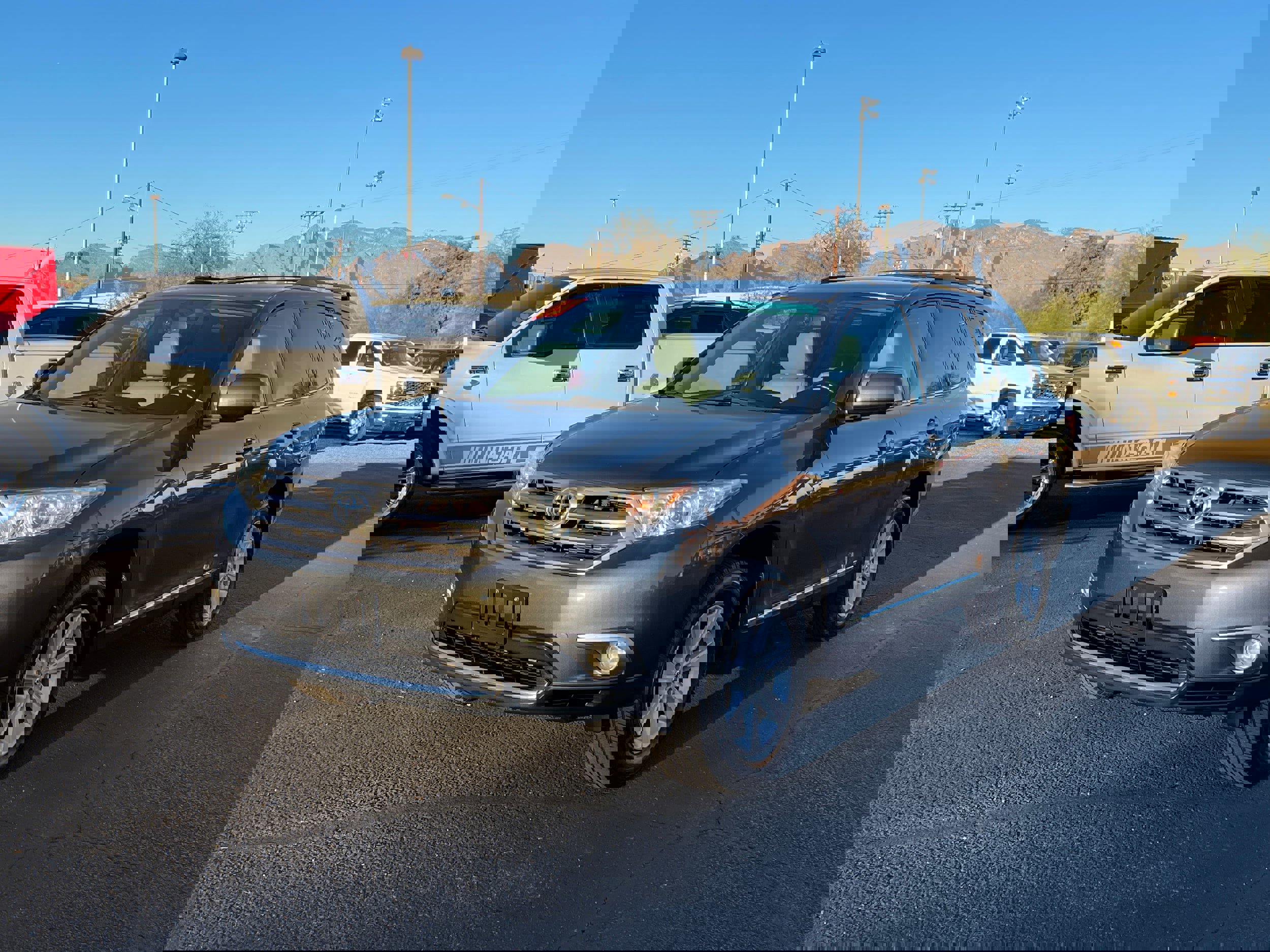 Used 2013 Toyota Highlander SE image 1