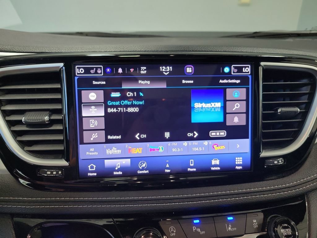 Used 2025 Chrysler Pacifica Limited image 60