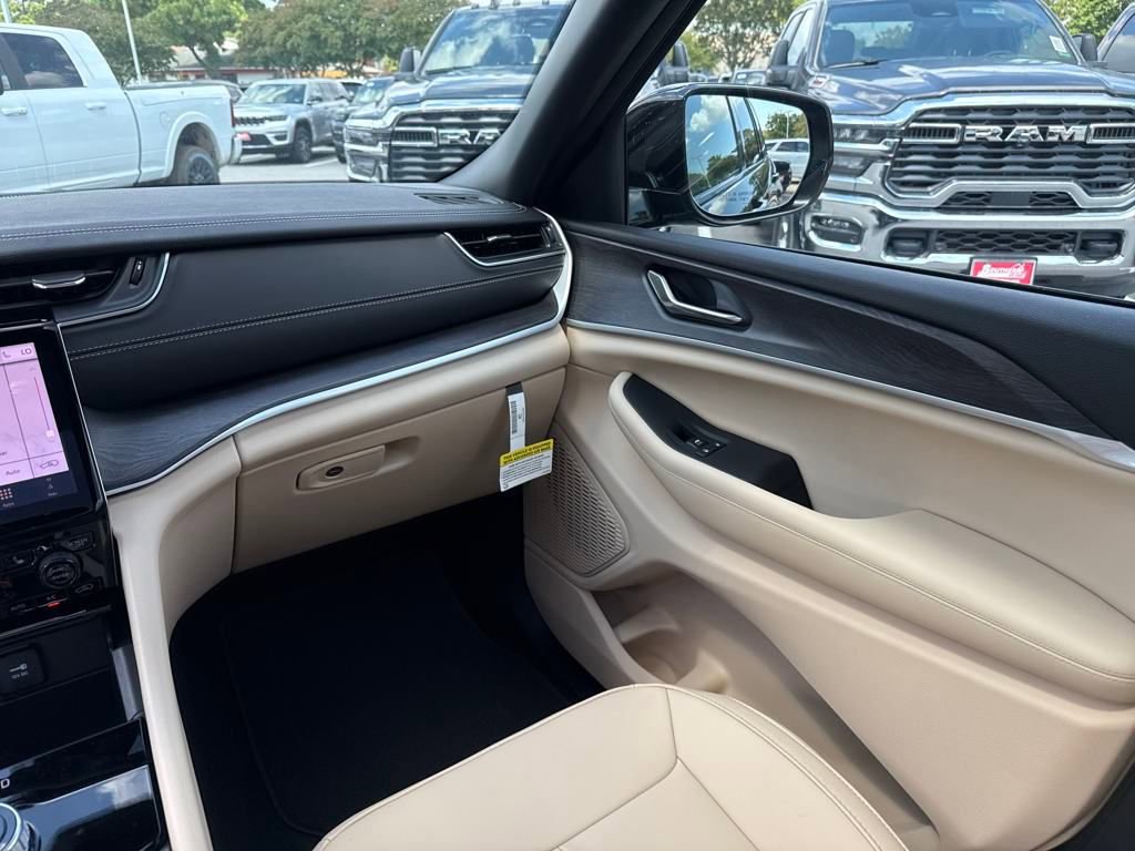 New 2025 Jeep Grand Cherokee Limited w/ Black Appearance Package image 20