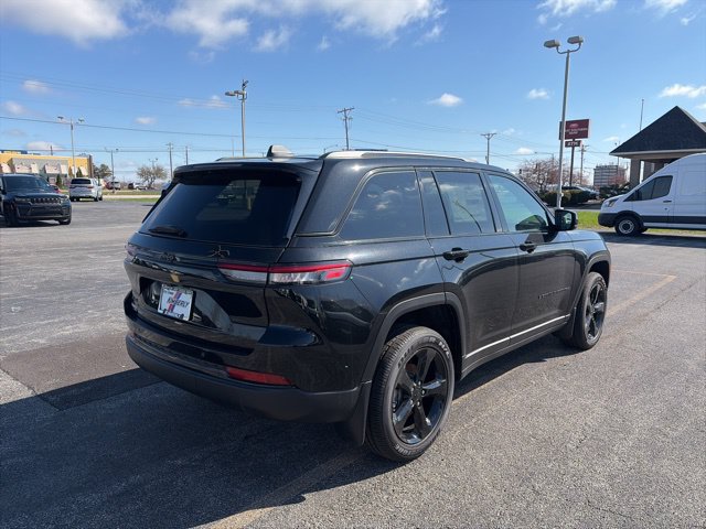 New 2025 Jeep Grand Cherokee Altitude w/ Trailer Tow Package AWD/4WD image 6