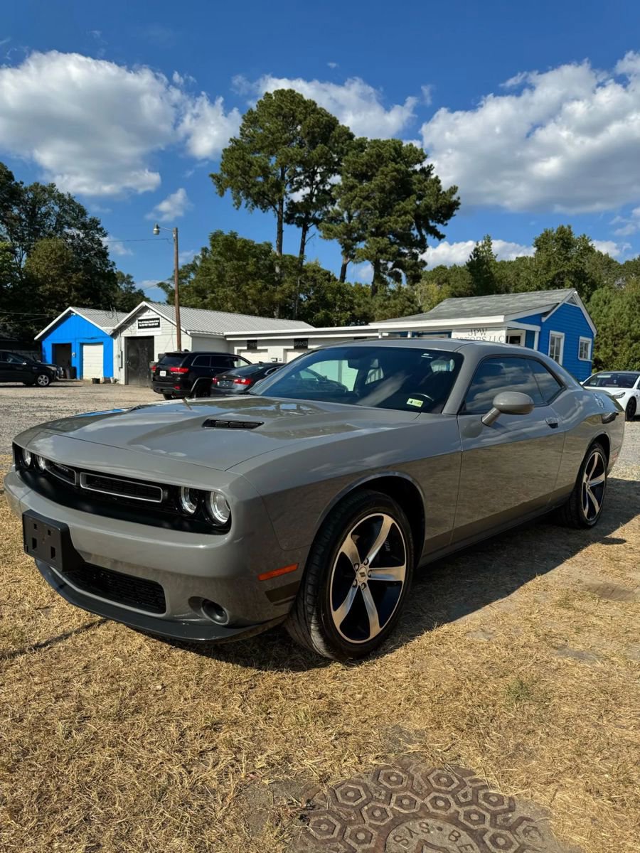 Used 2019 Dodge Challenger SXT image 4